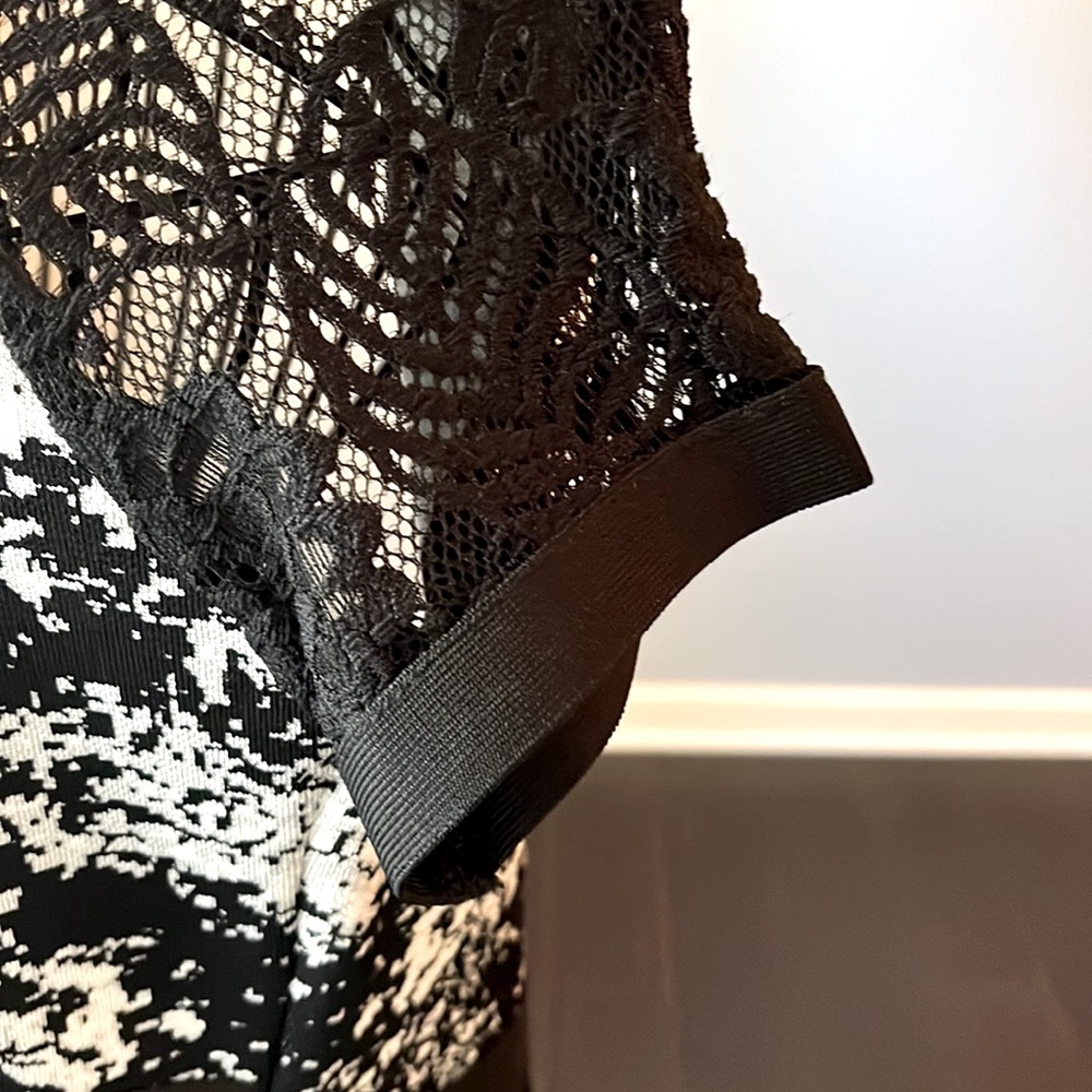 Super fitted sexy dress. See through black lace on sleeves and around waist area - Picture 12 of 12